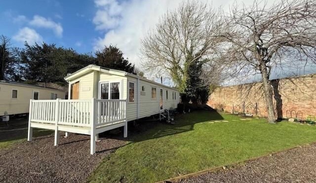 2 Bed Cabin Sleeps 6 - Balcony, Parking & Pets