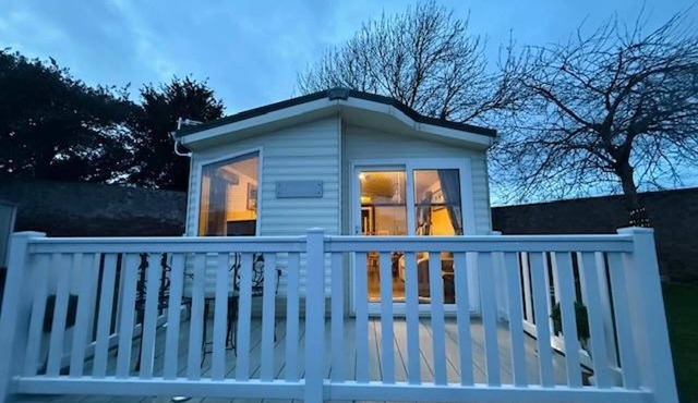 2 Bed Cabin Sleeps 6 - Balcony, Parking & Pets