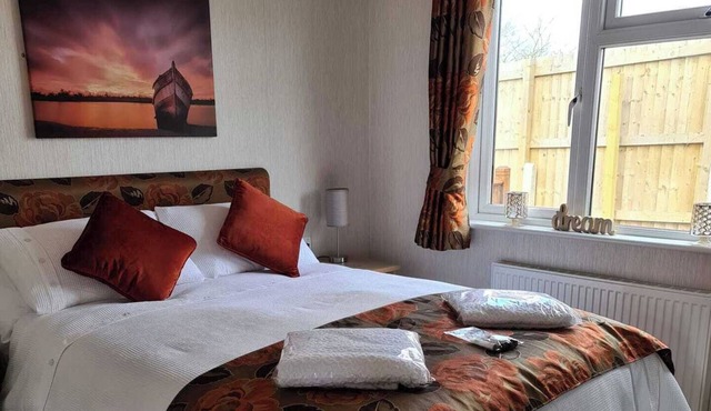 2 Bed Cabin - Sleeps 4 - Pets - 5 min to Beach