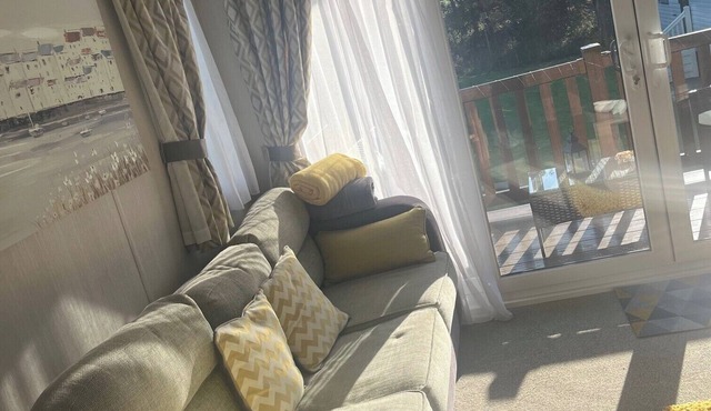 2-Bed Cabin, Sleeps 4 in Cayton Bay