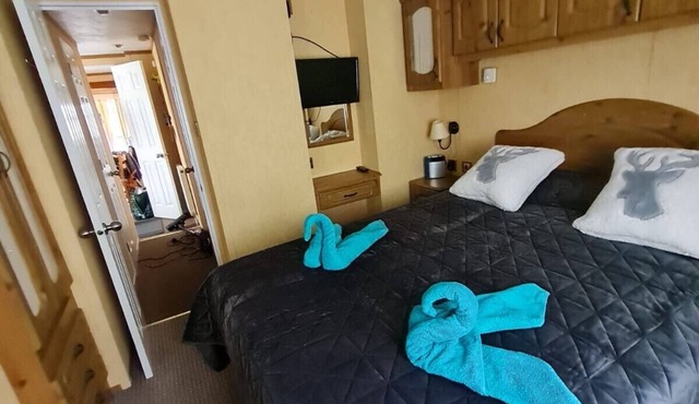 2 Bed Caravan - Sleeps 4 - Pets - Pool - Parking