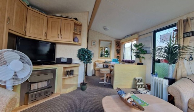 2 Bed Caravan - Sleeps 4 - Pets - Parking - Wifi
