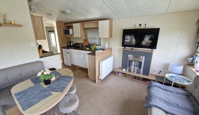 2 Bed Caravan - Sleeps 6 - Pets - Pool - Parking