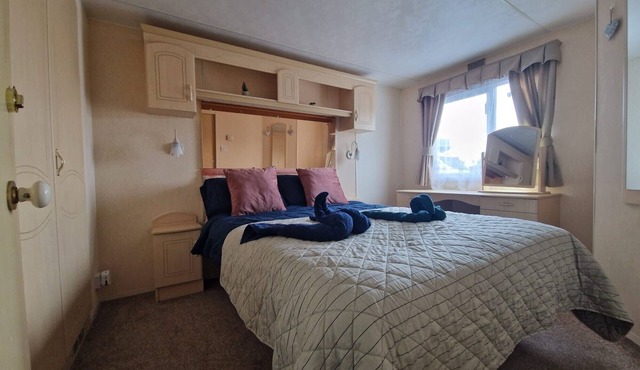 2 Bed Caravan - Sleeps 6 - Pets - Pool - Parking