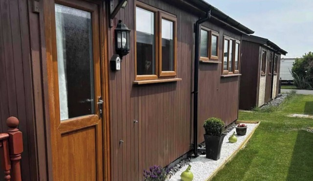 2 Bed Chalet Sleeps 6 - Pets, Near Beach, Parking