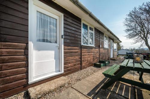 2 Bed Chalet - Sleeps 4 - River and mountain views