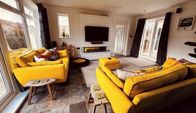 2-Bed Coastal Haven with Private Spa Pool and Tub