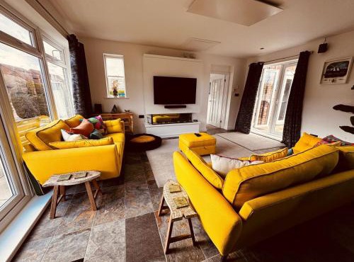 2-Bed Coastal Haven with Private Hot Tub