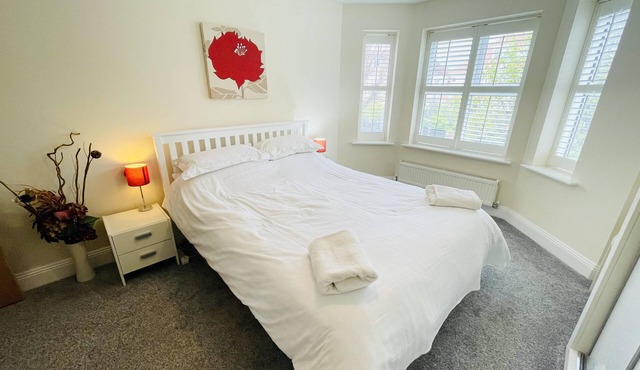 2-Bed Coastal Retreat - Sleeps 4 & Parking