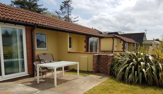 2 bed comfortable bungalow with garden, one dog allowed. 15 minutes to beach.