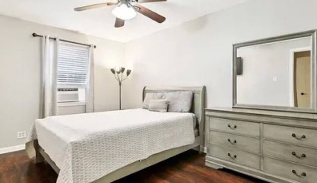 2 bed condo - 1 block to Quarter. Very walkable.