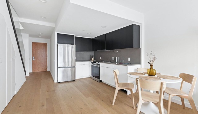 2-bed condo in charming Brooklyn, corner of Fort Greene Park. Furnished,WiFi,AC.