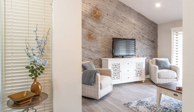 2 Bed Condo w/Pool 1 hr to Theme Parks and Beaches