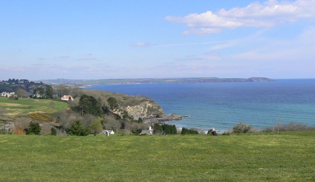 2 bed Cornish cottage with panoramic views of St Austell Bay. Golf on doorstep.