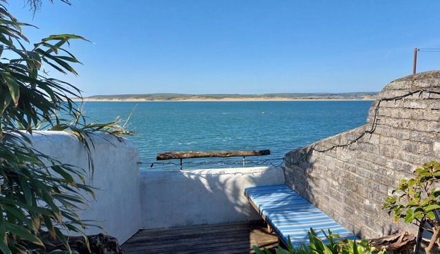 2 Bed cottage in a fantastic waterfront setting