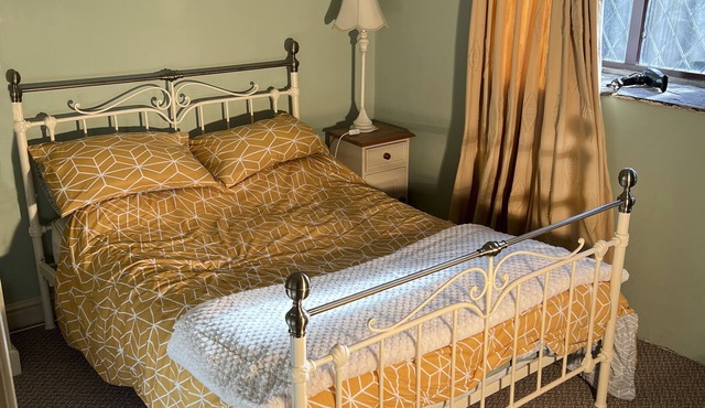 2 Bed Cottage - Sleeps 4 - Pets - Parking