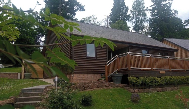 2 Bed Cottage Sleeps 4 -Private Garden -Pets Okay