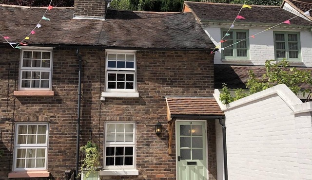 2 Bed Cottage - Sleeps 4 - Parking - Wifi