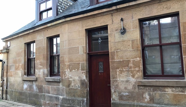 2-Bed Cottage, Sleeps 4, 10 mins to Glasgow Centre