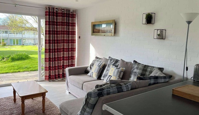 2 Bed Cottage Sleeps 5 - Pets Allowed