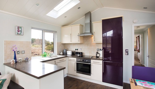 2-Bed Cottage with Hot Tub at Loch Achilty, NC500