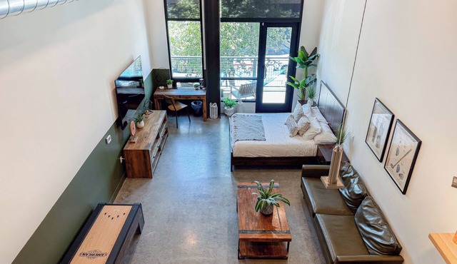 2 Bed DTSA Loft with Gym - AC - 65"4K TV - 6 miles to Disney