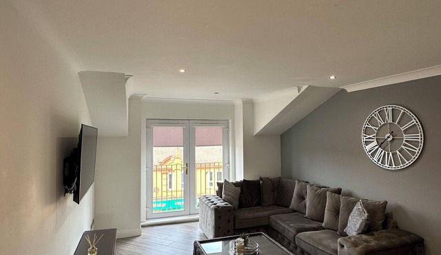 2 Bed Ensuite Flat, Parking, WIFI, SkyTV,{M74/M8}