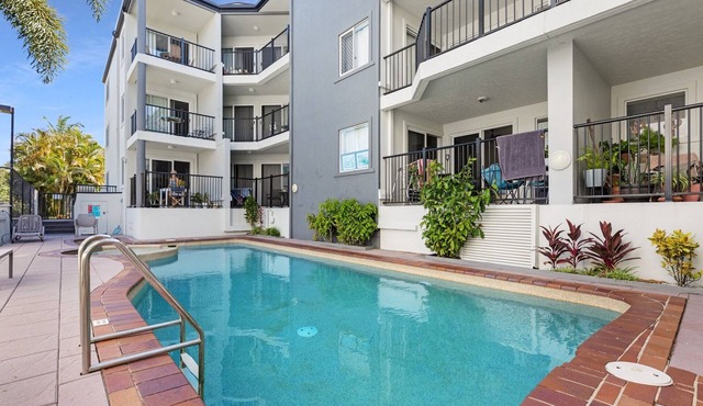 2-Bed Escape with Pool, Steps From Torquay Beach