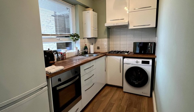 2 Bed Flat - 9-12 Mins to Central London Sleeps 4