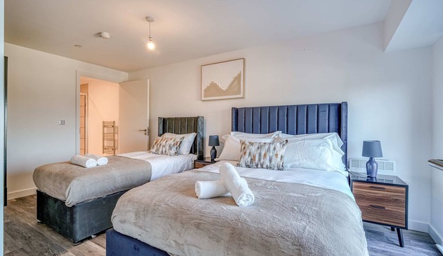 2 Bed Flat in Manchester 1 Min Walk to Train & Tram