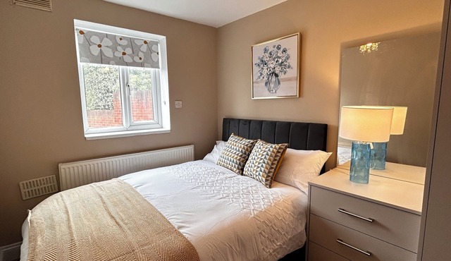 2 Bed Flat near Heathrow Airport with Free Parking and WiFi