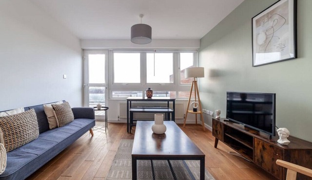 2 Bed Flat near Westfield London