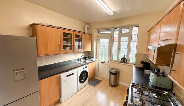 2 Bed Flat - Short Walk from Brent Cross Station