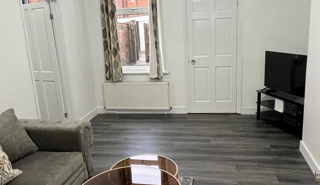 2 Bed Flat - Sleeps 4 - Parking - Wifi