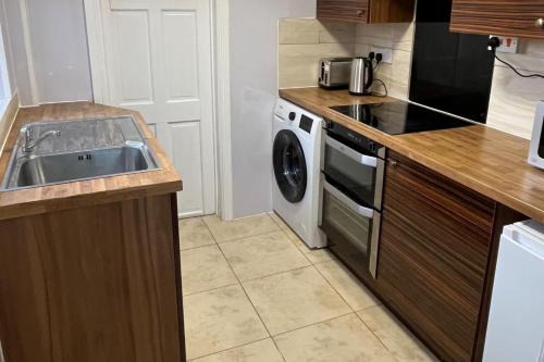 2 Bed Flat - Sleeps 3 - Parking - Wifi