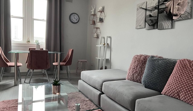 2 Bed Flat - Sleeps 4 - Garden - Parking - Wifi