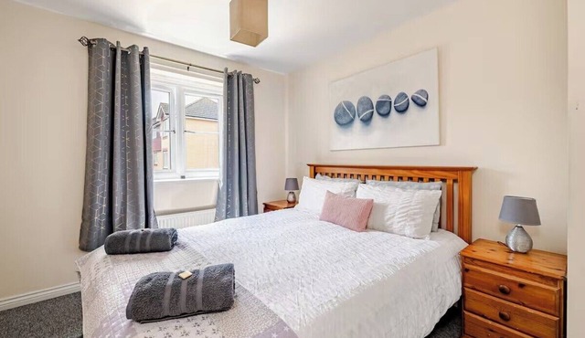 2 Bed Flat - Sleeps 4 - Pets - Parking - Garden