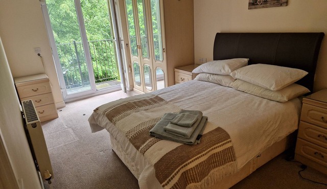 2 Bed Flat - Sleeps 4 - Parking - Wifi