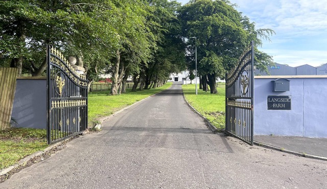 2 Bed Flat - Sleeps 4 - Pets - Hot Tub - Gym