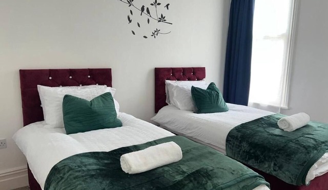 2 Bed Flat - Sleeps 5 - Pets - Parking - Wifi