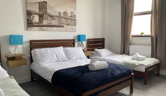 2 Bed Flat - Sleeps 6 - Parking - Wifi