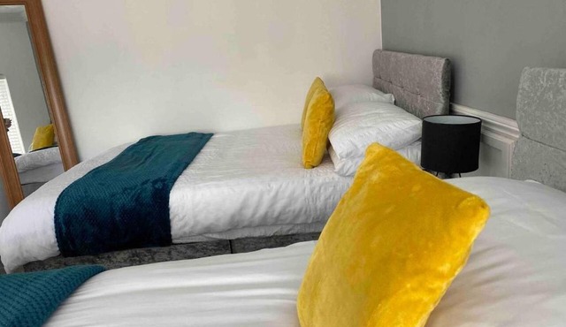 2 Bed Flat - Sleeps 7 - Parking - Wifi