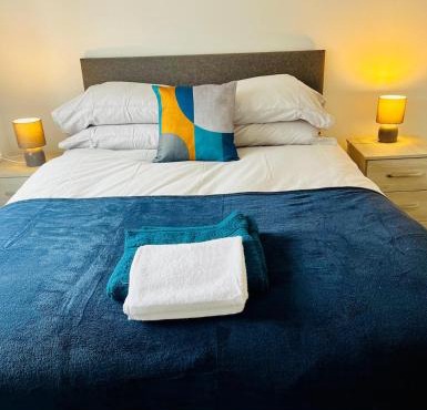 2 Bed Flat - Sleeps 8 - Pets - Garden - Parking