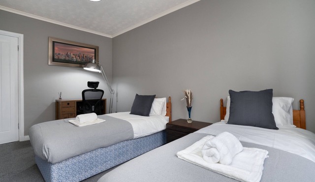 2-Bed Flat, Wishaw, Free Parking, Family-Friendly