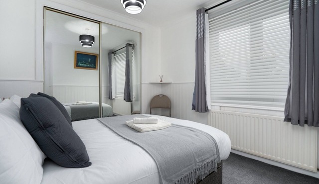 2-bed Flat, Wishaw, Free Parking, Family-friendly