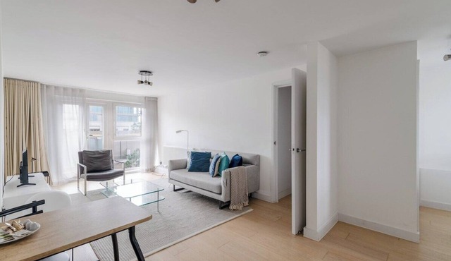 2-Bed Flat with Balcony Views