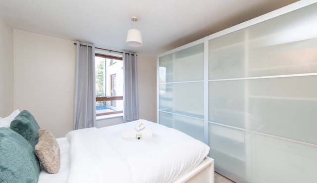 2 bed flat with parking