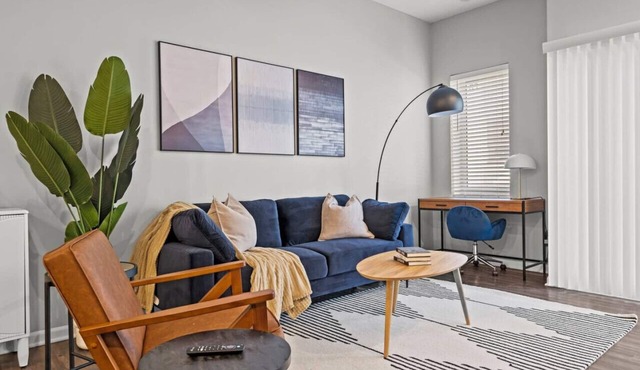 2 Bed Fully Furnished Apt With Gym & Breakfast Bar