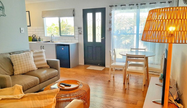 2 bed Garden Apartment walk to cafe's dining dog beach close to uni & hospital