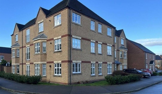 2-bed ground-floor flat in Loughbrough, UK. Free parking, WiFi, Smart TV